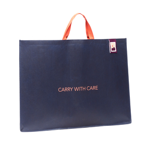 Denna kraftiga non woven bag kan skr&auml;ddarsys till din kunds &auml;ndam&aring;l. Vi hoppas kunna inspirera till olika anv&auml;ndningsomr&aring;den genom storleksanpassning och starka handtag. M&aring;nga b&auml;r skyltmaterial, tavlor och ritningar, tygprover eller annat presentations-material i denna typ av kassar. Bagen tillverkas efter dina &ouml;nskem&aring;l med f&auml;rg, form, enskilt - eller utfallande tryck, handtag och tillbeh&ouml;r som v&auml;vda etiketter och hangtags. Vi hj&auml;lper dig g&auml;rna med skisser! Detta exempel har sydda s&ouml;mmar och starka polyesterhandtag, vilket g&ouml;r att den &auml;r lite slitstarkare &auml;n andra non woven bagar. Nedan pris &auml;r endast en indikation. Det &auml;r ett prisexempel vid 3000 st i storlek 75 x 55 cm, med tyg i tillg&auml;nglig lagernyans samt ett 1-f&auml;rgstryck p&aring; en sida. Minsta best&auml;llningsantal &auml;r 1000 st. Produktionstid ca 8 veckor efter godk&auml;nt prov. Vi f&ouml;respr&aring;kar b&aring;tfrakt f&ouml;r milj&ouml;ns och fraktekonomins skull. Lev.tid ca 8 veckor. H&ouml;r av dig f&ouml;r skarp offert till just dina &ouml;nskem&aring;l.