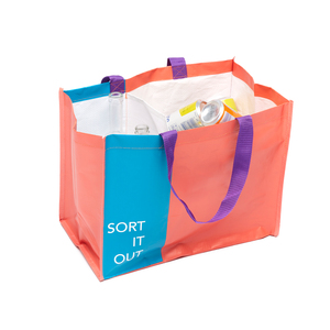 En kasse som inspirerar till sortering. Anv&auml;nd kassen till att sortera, separera eller organisera. Skr&auml;ddarsy den till just ditt &auml;ndam&aring;l. V&auml;lj tv&aring; eller flera fack och fickor efter behov. M&aring;nga kommuner och fastighetsbolag anv&auml;nder denna typ av kasse f&ouml;r att underl&auml;tta k&auml;llsortering. Hantverkare f&ouml;r att separera ink&ouml;p till kundordrar. Andra f&ouml;r att organisera sina ink&ouml;p. Kassen &auml;r tillverkad av slitstarkt PP woven, som &auml;r ett material som &auml;r idealiskt f&ouml;r uppgiften, d&aring; den b&aring;de &auml;r smutsavst&ouml;tande, vattent&aring;lig och l&auml;tt att torka ur. Du &auml;r fri att &auml;ndra storlek, design och utformning, vi hj&auml;lper dig g&auml;rna med skisser! Nedan pris &auml;r endast en indikation. Det &auml;r ett prisexempel vid 3000 st p&aring; utf&ouml;randet som visas p&aring; bilden (storlek 40 x 30 x 23 cm.) Minsta best&auml;llningsantal &auml;r 1000 st. Produktionstid ca 8 veckor efter godk&auml;nt prov. Vi f&ouml;respr&aring;kar b&aring;tfrakt f&ouml;r milj&ouml;ns och fraktekonomins skull. Lev.tid ca 8 veckor. H&ouml;r av dig f&ouml;r skarp offert till just dina &ouml;nskem&aring;l.