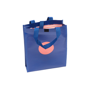 Kassar i R-PET &auml;r v&auml;ldigt popul&auml;rt, d&aring; det &auml;r ett &aring;tervunnet och slitstarkt material som h&aring;ller f&ouml;r l&aring;ng anv&auml;ndning. Det &auml;r mjukare &auml;n PP woven, men stabilare &auml;n polyster och non woven. Kassen st&aring;r d&auml;rf&ouml;r "av sig sj&auml;lv", men &auml;r enkel att vika ihop. I detta exempel har vi inspirerat med tryck &auml;ven p&aring; insidan av kassen. Samt en kn&auml;ppning med kardborre. Du &auml;r fri att &auml;ndra storlek, design och utformning efter kunds &ouml;nskem&aring;l.  Vi hj&auml;lper dig g&auml;rna med skisser! Nedan pris &auml;r endast en indikation. Det &auml;r ett prisexempel vid 3000 st med dubbellaminering, bakgrundsf&auml;rg med 1-f&auml;rgstryck p&aring; utsidan och 1-f&auml;rgstryck p&aring; insidan, i storlek 40 x 30 x 10 cm.Minsta best&auml;llningsantal &auml;r 1000 st. Produktionstid ca 8 veckor efter godk&auml;nt prov. Vi f&ouml;respr&aring;kar b&aring;tfrakt f&ouml;r milj&ouml;ns och fraktekonomins skull. Lev.tid ca 8 veckor. H&ouml;r av dig f&ouml;r skarp offert till just dina &ouml;nskem&aring;l.