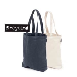 V&auml;lj milj&ouml;smart! V&auml;lj en bomullskasse tillverkad av &aring;tervunnenbomull. Tyger fr&aring;n restpartier, stuvbitar ochdylikt tr&aring;das upp och v&auml;vs till nya kassar,ist&auml;llet f&ouml;r att kasseras. En grov 400 gramskasse med ruff k&auml;nsla som &auml;r ett milj&ouml;medvetet val till ett riktigt bra pris.