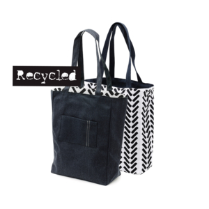 OUTLET-pris! En v&auml;ndbar kasse med m&ouml;nstrad insida. Utsidan &auml;r tillverkad i &aring;terunnen bomull i kraftig bomullscanvas. Kassen har sido- och bottenb&auml;lg samt ficka med pennfack. Handtagen &auml;r anpassade s&aring; den kan b&auml;ras b&aring;de i handen och &ouml;ver axeln.