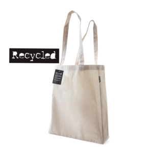 Denna bomullskasse &auml;r  tillverkad av 250 grams &aring;tervunnen bomull. Tyger fr&aring;n restpartier, stuvbitar och dylikt tas tillvara och v&auml;vs till nya kassar ist&auml;llet f&ouml;r att kasseras. Den &aring;tervunna bomullen bidrar till att v&auml;rldens sopberg h&aring;lls nere och att jordens resurser omh&auml;ndertas p&aring; ett klokt s&auml;tt. Kassen &auml;r m&auml;rkt med en fastsydd etikett p&aring; ena sidan. Hangtagen, som &auml;r fastsatt med hampasn&ouml;re, ber&auml;ttar om kassens bakgrund och informerar om vad v&aring;rt CSR arbete med socialt ansvarstagande st&aring;r f&ouml;r.