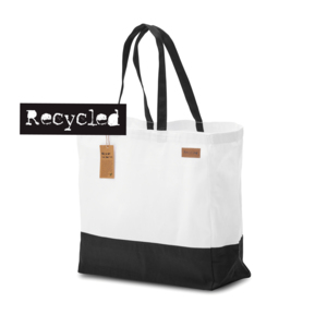 Denna rymliga bag i &aring;tervunnen bomull &auml;r den perfekta kombinationen av funktion och h&aring;llbarhet. Med botten och handtag i m&ouml;rkt inf&auml;rgade material h&aring;ller den sig fr&auml;sch l&auml;ngre, oavsett vilka utflykter den f&aring;r f&ouml;lja med p&aring;. Handtagen &auml;r designade f&ouml;r att vara tillr&auml;ckligt l&aring;nga f&ouml;r att b&auml;ras bekv&auml;mt b&aring;de p&aring; axeln och i handen, vilket ger extra anv&auml;ndarv&auml;nlighet.Med en fastsydd Recycle-etikett p&aring; ena sidan markerar den stoltheten &ouml;ver att vara en h&aring;llbar och medveten produkt. Perfekt f&ouml;r att lyfta ditt varum&auml;rke och l&auml;mna ett starkt, h&aring;llbart intryck!