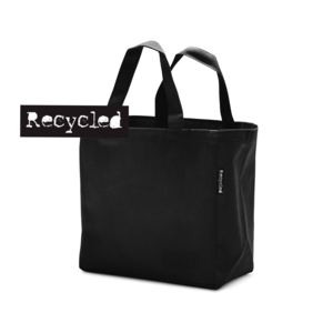 NYHET! En bomullsbag i &aring;tervunnen bomull, perfekt f&ouml;r lunchl&aring;dan. Eller varf&ouml;r inte som presentp&aring;se, m&auml;sskasse eller goodiebag!? Kassen &auml;r tillverkad i &aring;tervunnen bomull, s&aring; kallad Post consumer recycled cotton. Det inneb&auml;r att det &auml;r tyger fr&aring;n restpartier, stuvbitar och dylikt som tagits tillvara och v&auml;vts till nya kassar ist&auml;llet f&ouml;r att kasseras. Den &aring;tervunna bomullen bidrar till att v&auml;rldens sopberg h&aring;lls nere och att jordens resurser omh&auml;ndertas p&aring; ett klokt s&auml;tt. P&aring; en hangtag finns information kring dess tyg, samt att kassen &auml;r tillverkat i en fabrik med socialt ansvarstagande och utan skadliga kemikalier. Kassen &auml;r m&auml;rkt med en Recycle etikett i sidos&ouml;mmen f&ouml;r att uppm&auml;rksamma det goda valet.
