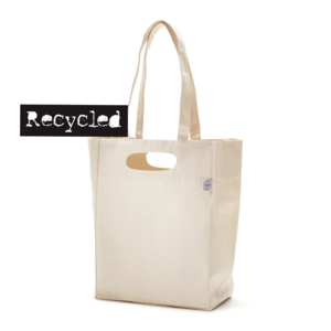 Kraftig b&auml;rkasse i 320 grams &aring;tervunnen bomull med dubbla handtag, ett inf&auml;llt och ett par l&aring;nga. &Aring;tervunnen bomull g&ouml;rs av tyger fr&aring;n restpartier, stuvbitar och dylikt. Det tr&aring;das upp och v&auml;vs till nya kassar, ist&auml;llet f&ouml;r att kasseras. Detta &auml;r en grov 320 grams kasse med ruff k&auml;nsla som &auml;r ett milj&ouml;medvetet val till ett riktigt bra pris.