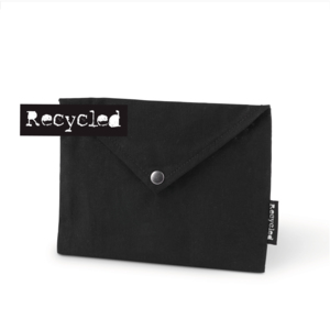 Detta tygfodral i &aring;tervunnen bomull, i formen av ett kuvert med tryckknapp, passar perfekt f&ouml;r presentkort, reseprylar (som biljetter, &ouml;ronproppar, huvudv&auml;rkstabletter etc.) eller f&ouml;r att organisera dina sm&aring;saker. Fodralet fungerar som en liten v&auml;ska i v&auml;skan och hj&auml;lper dig h&aring;lla sm&aring;prylar samlade, eller ger presentkortet ett best&aring;ende skydd som kan &aring;teranv&auml;ndas om och om igen. M&auml;rk upp det med ett budskap eller f&ouml;retagslogo. Till skillnad fr&aring;n eng&aring;ngsmaterial kan det anv&auml;ndas om och om igen! Kuvertet &auml;r m&auml;rkt med en Recycle-etikett i sidos&ouml;mmen f&ouml;r att uppm&auml;rksamma det h&aring;llbara valet.