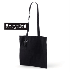 En trendig bag med extra l&aring;nga handtag. Popul&auml;r att b&auml;ra med budskap p&aring; den enkla stilrena designen. P&aring;sen &auml;r f&ouml;ljsam och de l&aring;nga handtagen g&ouml;r den flexibel, d&aring; de kan knytas till &ouml;nskad l&auml;ngd eller b&auml;ras diagonalt, som en s&aring; kallas sling bag. Kassen kan ocks&aring; modem&auml;ssigt och stilriktigt b&auml;ras l&aring;gt h&auml;ngande. Bagen &auml;r m&auml;rkt med en Recycle etikett i sidos&ouml;mmen f&ouml;r att uppm&auml;rksamma det h&aring;llbara valet.