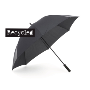 V&aring;rt prisv&auml;rda golfparaply Mine finns nu i ett milj&ouml;smart alternativ, d&auml;r panelerna &auml;r tillverkat av &aring;tervunnen PET, s&aring; kallad R-PET. Finns i lager i svart med 14 mm skaft och spr&ouml;t i grafit. Vindt&aring;ligt f&ouml;r kraftiga vindar. Manuell uppf&auml;llning, EVA-foamhandtag och 8 paneler. R-PET alternativet &auml;r m&auml;rkt med hangtag och ett diskret tryck ton-i-ton p&aring; strapen och p&aring; insidan av panelerna med budskap om materialet. Mine R-PET finns i lager i svart.