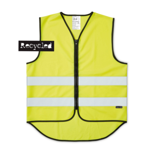 V&aring;r nya reflexv&auml;st i &aring;tervunnen polyester - En klimatsmart nyhet som nu &auml;ntligen finns p&aring; marknaden! Den &auml;r CE-godk&auml;nd och certifierad p&aring; RISE i Sverige. Vi har koll p&aring; hela leverant&ouml;rskedjan och kan erbjuda en v&auml;st som h&aring;ller vad den lovar, b&aring;de n&auml;r det kommer till EU standard, giftfritt material, schysta arbetsf&ouml;rh&aring;llanden och minskat klimatavtryck. Det g&ouml;r den unik i sitt slag. Modell Zip i R-PET har en kraftig dragkedja i plast framtill, det &auml;r en CE-godk&auml;nd flourecerande v&auml;st i unisexmodell, som finns b&aring;de i S/M och L/XL. Reflexerna runt om v&auml;sten &auml;r rej&auml;lt tilltagna, 55 mm breda. V&auml;sten &auml;r designad med f&ouml;rl&auml;ngt bakparti som ger skydd, extra synbarhet och st&ouml;rre tryckyta. Varselv&auml;sten &auml;r godk&auml;nd enligt EN ISO 20471:2013+A1:2016 klass 2. D.v.s. godk&auml;nd f&ouml;r att b&auml;ras p&aring; de flesta arbetsplatser som kr&auml;ver extra synbarhet, dag- som nattetid. Levereras med fodral. G&ouml;r ett bra val &ndash; K&ouml;p en reflexv&auml;st med samma livr&auml;ddande egenskaper, men med minskat klimatavtryck, till ett l&aring;gt pris.