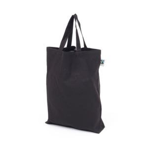 Denna Fairtrade-m&auml;rkta b&auml;rkasse med korta handtag &auml;r tillverkad i f&ouml;ljsam 160 grams kvalit&eacute;. All bomull &auml;r Fairtrade-certifierad, d&auml;rmed handlad, kontrollerad och kommer fr&aring;n Fairtrade-producenter.Fairtrade inneb&auml;r handel p&aring; b&auml;ttre villkor och m&ouml;jligheter f&ouml;r bomullproducenter i l&auml;nder med utbredd fattigdom att investera i verksamhet och lokalsamh&auml;lle f&ouml;r en mer h&aring;llbar framtid. Genom att s&auml;lja sin bomull som Fairtrade, f&aring;r odlare f&ouml;rb&auml;ttrade handelsvillkor och m&ouml;jlighet att investera i social utveckling och milj&ouml;h&auml;nsyn. L&auml;s mer p&aring; www.info.fairtrade.netKassen finns i flera fr&auml;scha f&auml;rger som bl&aring;, orange och lime, samt naturvit och svart. M&aring;tt 38 x 40 x 8 cm. Modellen finns med korta, 35 cm handtag eller l&aring;nga handtag p&aring; 70 cm, anpassade f&ouml;r att kunna b&auml;ras p&aring; axeln. Maximal tryckyta &auml;r 26 x 19 cm.