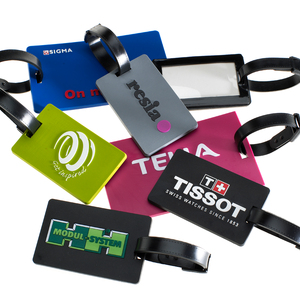 Bagagetag med 3D-effekt i mjuk gummiliknande PVC. Adresskort p&aring; baksidan och strap f&ouml;r att f&auml;sta i v&auml;skan. Valfri PMS-f&auml;rg och upph&ouml;jd logo g&ouml;r produkten unik redan fr&aring;n 100st. Finns i tv&aring; olika storlekar: 80 x 50 mm och 105 x 65 mm. Den st&ouml;rre passar i regel standardvisitkort. Best&auml;ll g&auml;rna prov! Leveranstid: ca 4-5 veckor efter godk&auml;nt korrektur. Schablonkostnad 780kr / f&auml;rg (Rek.ut pris)