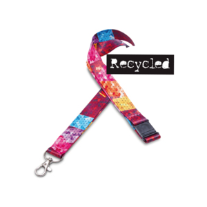 NYHET! Sublimeringstryckt logoband i R-PET. Tekniken passar f&ouml;r f&auml;rgskiftande logor, m&ouml;nster och fototryck. Se exempel i bild. Bandet &auml;r extra mjukt och ytan &auml;r sl&auml;t d&aring; trycker ligger "i" bandet. Prisexemlet nedan g&auml;ller 900 mm l&aring;ngt x 20 mm brett band i &aring;tervunnet material, sk R-PET. Det ing&aring;r sublimerat tryck p&aring; b&aring;da sidor, (kan vara olika!) karbinhake och s&auml;kerhetsf&auml;ste. Minsta best&auml;llningsantal: 100st. Startkostnad 1290kr (Rek.ut pris) &Ouml;nskar du offert p&aring; annan storlek (10 / 15 / 25 mm bredd) - kontakta oss!