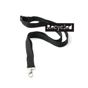 NYHET! Logoband i R-PET &auml;r nu v&aring;rt standardband f&ouml;r lagerleverans. Logoband, eller nyckelband som det ocks&aring; kallas, &auml;r popul&auml;rt att dela ut p&aring; m&auml;ssor, event, f&ouml;retaget och som giveaway. Vi skr&auml;ddarsyr vanligtvis alla logoband fr&aring;n 100-poster. Men ibland &auml;r tiden knapp, vi tillhandah&aring;ller d&auml;rf&ouml;r ett svart standardband med karbinhake och s&auml;kerhetsf&auml;ste, utan m&auml;rkning (men vi kan leverera plastficka till, s&aring; m&ouml;jlighet finns att m&auml;rka pappersinstick tex.) med leverans fr&aring;n oss samma dag f&ouml;r den som &ouml;nskar och beh&ouml;ver en snabb l&ouml;sning.