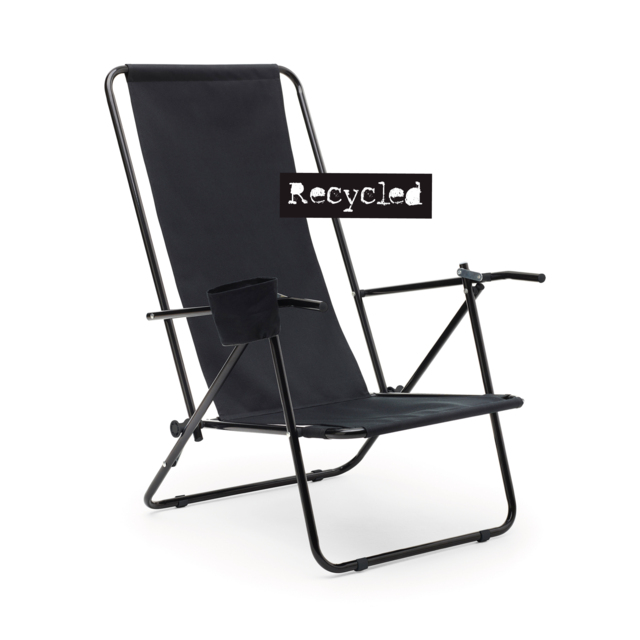 Sen sommarpresent? Vi hj&auml;lper dig! Vi kan screentrycka och leverera fr&aring;n oss senast v. 26. Stolar utan tryck kan levereras fr&aring;n oss i b&ouml;rjan v. 25. Vid transfer - Prata med oss om m&ouml;jlig lev.tid. Brassestolen &auml;r en uppskattad sommarg&aring;va. Vi &auml;r stolta att vi nu har lanserat en ny klimatsmartare generation med 60 % l&auml;gre koldioxidavtryck &auml;n tidigare modeller. Stolen har ett h&aring;llbart tyg i 600D &aring;tervunnen polyester, vilket minskar plastavfall och behovet av jungfruliga material. Produktionen f&ouml;ljer REACH-reglerna f&ouml;r kemikalier och &auml;r s&auml;ker f&ouml;r b&aring;de anv&auml;ndare och milj&ouml;. Den robusta st&aring;lramen ger l&aring;ng h&aring;llbarhet och stolen &auml;r justerbar i tv&aring; l&auml;gen f&ouml;r maximal komfort. Den har &auml;ven en praktisk muggh&aring;llare och vi s&auml;kerst&auml;ller full sp&aring;rbarhet i leverant&ouml;rskedjan.Med f&ouml;retagsloggan placerad p&aring; framsidan av stolsryggen f&aring;r du en perfekt reklamplats. Stolen kan dessutom anpassas med screentryck i en f&auml;rg, eller ett 2-f&auml;rgstryck till 50 % av priset f&ouml;r f&ouml;rsta trycket. &Ouml;nskas flerf&auml;rgslogor se v&aring;r guide och transferprislista nedan. Brassestolarna s&auml;ljs i kartonger om 6 st.