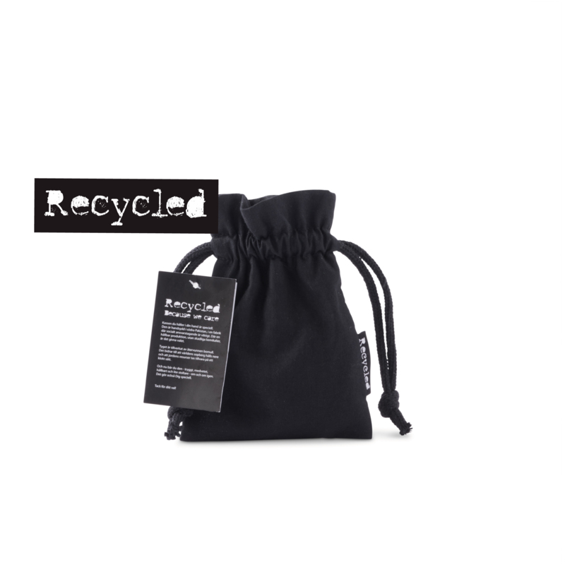 NEWS! A storage bag made from recycled cotton, fastened with drawstring cords. Size S is the smallest in the series of three sizes, measuring 17 x 12 cm. This small gift bag is perfect for packaging or storing the tiniest items. Unlike single-use materials, it can be used again and again! The bag is made from recycled cotton, also known as post-consumer recycled cotton. This means it is made from leftover fabrics, scraps, and similar materials that have been repurposed and woven into new bags instead of being discarded. The recycled cotton helps reduce global waste and ensures the Earth's resources are used wisely. A hangtag provides information about the fabric, as well as details that the bag is produced in a socially responsible factory, free from harmful chemicals. The gift bag is labeled with a Recycle tag on the side seam to highlight the good choice.