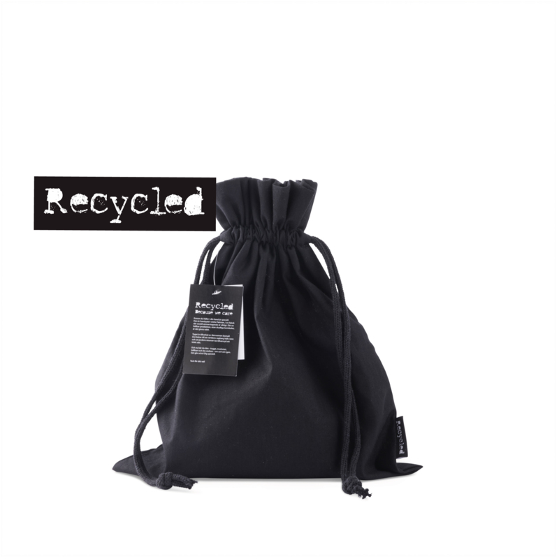 NEWS! A storage bag made from recycled cotton, fastened with drawstring cords. Size M is the medium size in the series of three sizes, measuring 30 x 35 cm. This gift bag is perfect for packaging and storing a wide range of products. Unlike single-use materials, it can be used again and again! The bag is made from recycled cotton, also known as post-consumer recycled cotton. This means it is crafted from leftover fabrics, scraps, and similar materials that have been repurposed and woven into new bags instead of being discarded. The recycled cotton helps reduce global waste and ensures that the Earth's resources are handled wisely. A hangtag provides information about the fabric and notes that the bag is produced in a socially responsible factory without harmful chemicals. The gift bag is marked with a Recycle label on the side seam to highlight the positive choice.