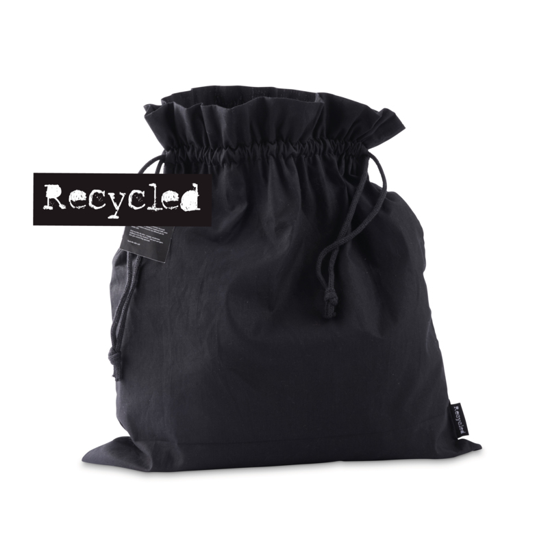 A storage bag made from recycled cotton, closed with drawstring cords. Size L is the largest in a series of three sizes, measuring 45 x 50 cm. This gift bag is ideal for packaging or storing many products. Unlike single-use materials, it can be used again and again! The bag is made from recycled cotton and features a Recycle label on the side seam to highlight the sustainable choice.