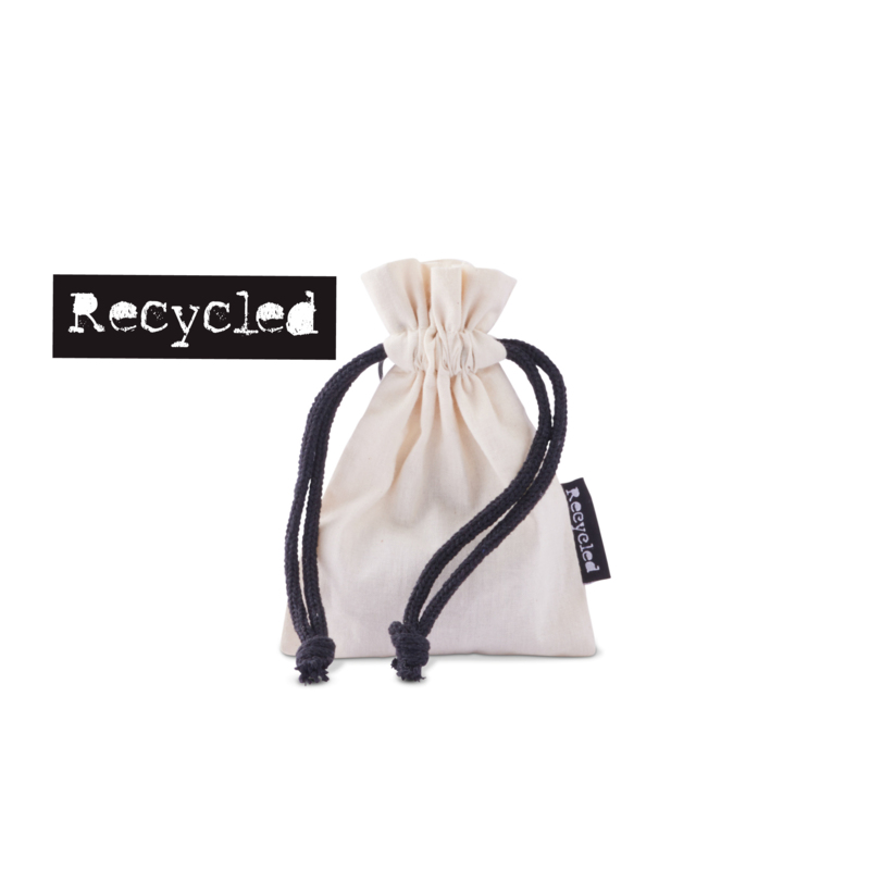 A storage bag made from recycled cotton, closed with drawstring cords. Size S is the smallest in a series of three sizes, measuring 17 x 12 cm. This small gift bag is ideal for packaging or storing small items. Unlike single-use materials, it can be used again and again! The bag is made from recycled cotton and features a Recycle label on the side seam to highlight the sustainable choice.