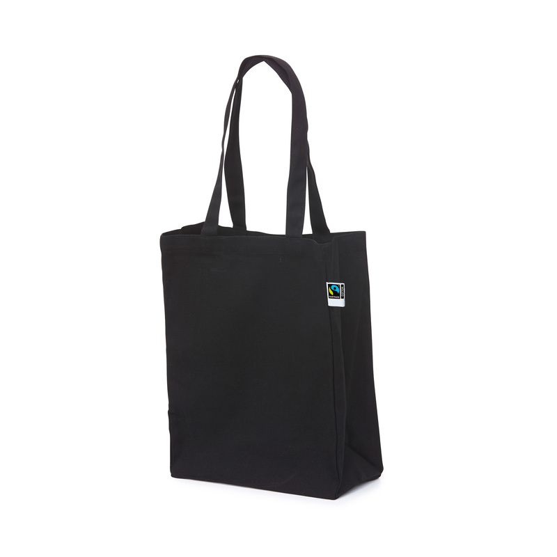 Bag made of cotton that is certified in accordance with international Fair Trade criteria. The side and bottom gussets create a nice bag shape and the handles are made so that the bag can both be carried in the hand and worn over the shoulder.