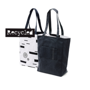 OUTLET-pris! En vändbar kasse med mönstrad insida. Utsidan är tillverkad i återunnen bomull i kraftig bomullscanvas. Kassen har sido- och bottenbälg samt ficka med pennfack. Handtagen är anpassade så den kan bäras både i handen och över axeln.