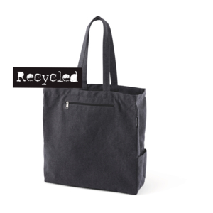 En kraftig bomullskasse i återvunnen bomull, med flera funktionella detaljer. En praktiskt dragkedja försluter väskans topp, en dragkedjeförsedd ficka som är öppningsbar från utsidan gör småsaker lättillgängliga. En öppen ficka utmed sidobälgen passar bra till tex en vattenflaska. Handtagen är anpassade till att passa både på axeln och i handen. Bagen är tillverkad i återvunnen bomull, så kallad Post consumer recycled cotton. Det innebär att det är tyger från restpartier, stuvbitar och dylikt som tagits tillvara och vävts till nya kassar istället för att kasseras. Den återvunna bomullen bidrar till att världens sopberg hålls nere och att jordens resurser omhändertas på ett klokt sätt. På en hangtag finns information kring dess tyg, samt att kassen är tillverkat i en fabrik med socialt ansvarstagande och utan skadliga kemikalier. Väskan är märkt med en Recycle etikett i sidosömmen och en hangtag för att uppmärksamma det goda valet.
