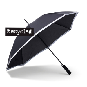 NYHET! Vår storsäljare Save finns nu som ytterligare ett R-PET alternativ och kantas dessutom av ett reflekterande band! Save är ett stadigt och prisvärt 8-panels paraply med automatisk uppfällning. Svart skaft, metallspröt och ett greppvänligt rakt EVA-foam handtag, som är väldigt populärt. Paneltygets kvalitet kallas Pongee och ger en högre kvalitet och finare finish vid tryck.Storlek uppfällt - 102 cm i diameter, 83 cm ihopfällt.