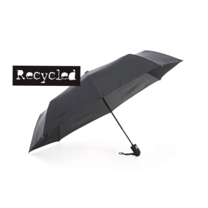 Vårt Key paraply i ett miljösmart alternativ där panelerna är tillverkat av återvunnen PET, så kallad R-PET. Ett stadigt kompaktparaply med grafitspröt och automatiskt uppfällning. Det har gummerat handtag med handledsrem och 8 paneler. R-PET alternativet är märkt med en hangtag och ett diskret tryck ton-i-ton på strapen och på insidan av panelerna med budskap om materialet. Key R-PET finns i lager i svart.