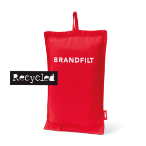 NYHET! Vårt nya brandfiltsfodral i canvas är tillverkat i 400 gsm återvunnen bomull. En omtänksam gåva, som kan rädda båda liv och egendom om den finns lättillgänglig i hemmet, stugan, bilen, båten... Hållbarhetsfokus är en grundpare hos oss, så därför är fodralet tillverkad i återvunnen bomull, från en CSR-godkänd fabrik, som tar socialt ansvar på allvar. Fodralet levereras med två olika storleksalternativ på  brandfilt: 120 x 120 cm eller 120 x 180 cm, som rekommenderas av Brandskyddsföreningen och MSB. Båda alternativen är tillverkade av glasfiberväv, godkända enligt EN 1869:2019. Nedan priser gäller fodral komplett med 120 x 120 cm brandfilt. Lättöverskådliga instruktioner finns tryckta på baksidan av fodralet. Mer utförlig information finns på ett papperskort inuti fodralet på svenska, norska, danska, finska och engelska.
