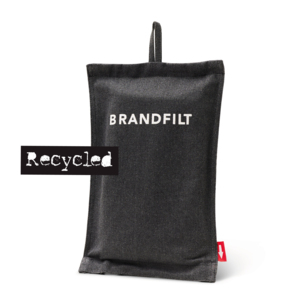 NYHET! Vårt nya brandfiltsfodral i canvas är tillverkat i 400 gsm återvunnen bomull. En omtänksam gåva, som kan rädda båda liv och egendom om den finns lättillgänglig i hemmet, stugan, bilen, båten... Hållbarhetsfokus är en grundpare hos oss, så därför är fodralet tillverkad i återvunnen bomull, från en CSR-godkänd fabrik, som tar socialt ansvar på allvar. Fodralet levereras med två olika storleksalternativ på  brandfilt: 120 x 120 cm eller 120 x 180 cm, som rekommenderas av Brandskyddsföreningen och MSB. Båda alternativen är tillverkade av glasfiberväv, godkända enligt EN 1869:2019. Nedan priser gäller fodral komplett med 120 x 120 cm brandfilt. Lättöverskådliga instruktioner finns tryckta på baksidan av fodralet. Mer utförlig information finns på ett papperskort inuti fodralet på svenska, norska, danska, finska och engelska.