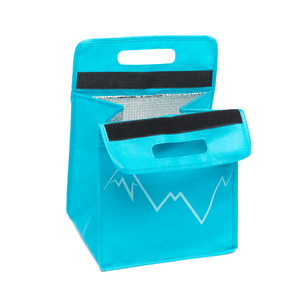 En kylväska i lunchmodell som kan skräddarsys efter egen smak och storleksönskemål. Vi hoppas kunna inspirera till idéer för just dina behov och önksemål. Är det lunchlådan, take away eller något annat inköp som ska packas ner i denna bag? Kassen är tillverkad av non woven och klädd med en kylfolie / foam. Lätt att torka ur. Du är fri att ändra storlek, handtag, design och utformning, vi hjälper dig gärna med skisser! Nedan pris är endast en indikation. Det är ett prisexempel med tyg i tillgänglig lagernyans vid 3000 st med 1-färgstryck (utförandet som visas på bilden i storlek 25 x 25 x 20 cm) Minsta beställningsantal är 1000 st. Produktionstid ca 8 veckor efter godkänt prov. Vi förespråkar båtfrakt för miljöns och fraktekonomins skull. Lev.tid ca 8 veckor. Hör av dig för skarp offert till just dina önskemål.