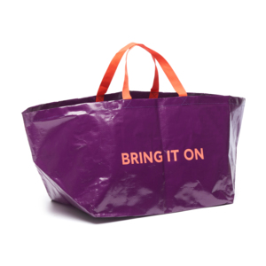 En stor och rejäl bag i kraftig och slitstark PP woven. Samma material och storlek som den populära IKEA:s stora shoppingkassar Skräddarsy efter dina behov och önskemål. Handtagen är på vårt exempel korta, men kan vara dubbla, men knäppe eller vävd logo - allt efter kunds önskan! Vi hjälper dig gärna med skisser! Nedan pris är endast en indikation. Det är ett prisexempel vid samma storlek som på bilden (88/50 x 37 x 38 cm) egen PMS färg på bakgrundsfärgen samt ett 1-färgstryck på en sida och korta handtag. Pappersinstick är ett tillval, se bild två. Minsta beställningsantal är 1000 st. Produktionstid ca 8 veckor efter godkänt prov. Vi förespråkar båtfrakt för miljöns och fraktekonomins skull. Lev.tid ca 8 veckor. Hör av dig för skarp offert till just dina önskemål.